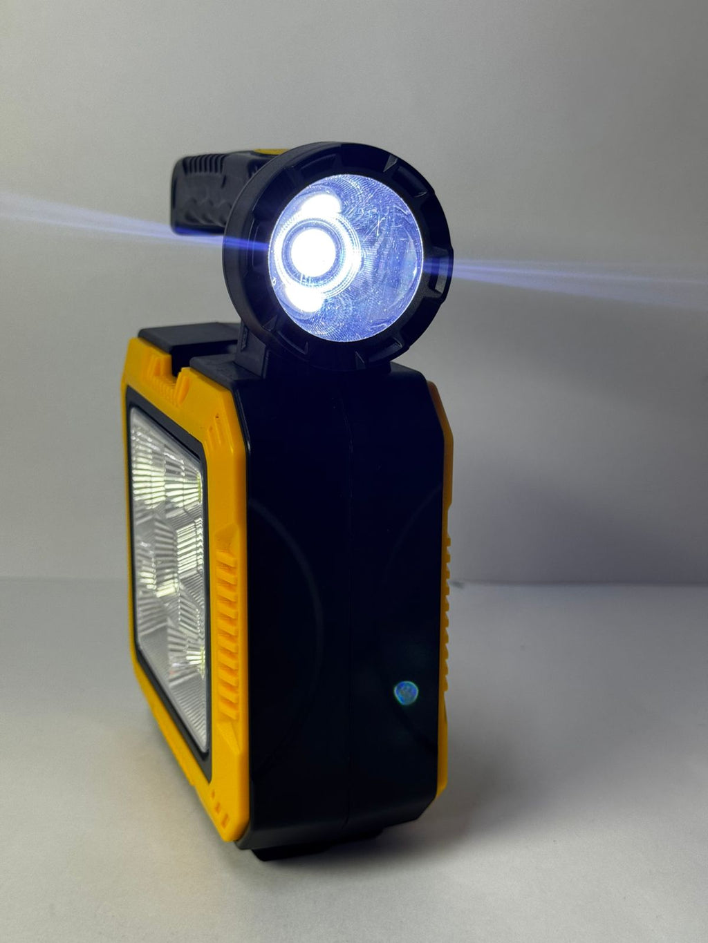 LAMPARA SOLAR PORTABLE CON HERRAMIENTAS